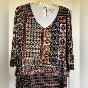 Women tunic. Very comfortable looks great over pants. Wash and wear.